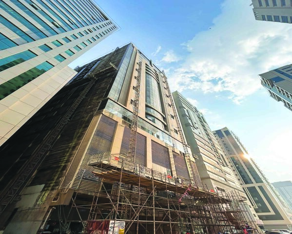 Sharjah High-rise Building – 25 x Mast Climbers for Cladding Removal – Construction & Infrastructure Industry, UAE